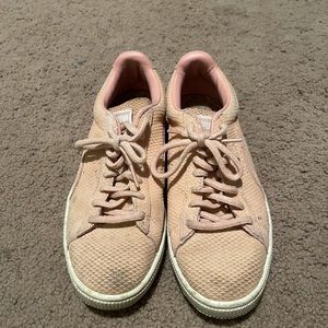 💕Pink pumas💕